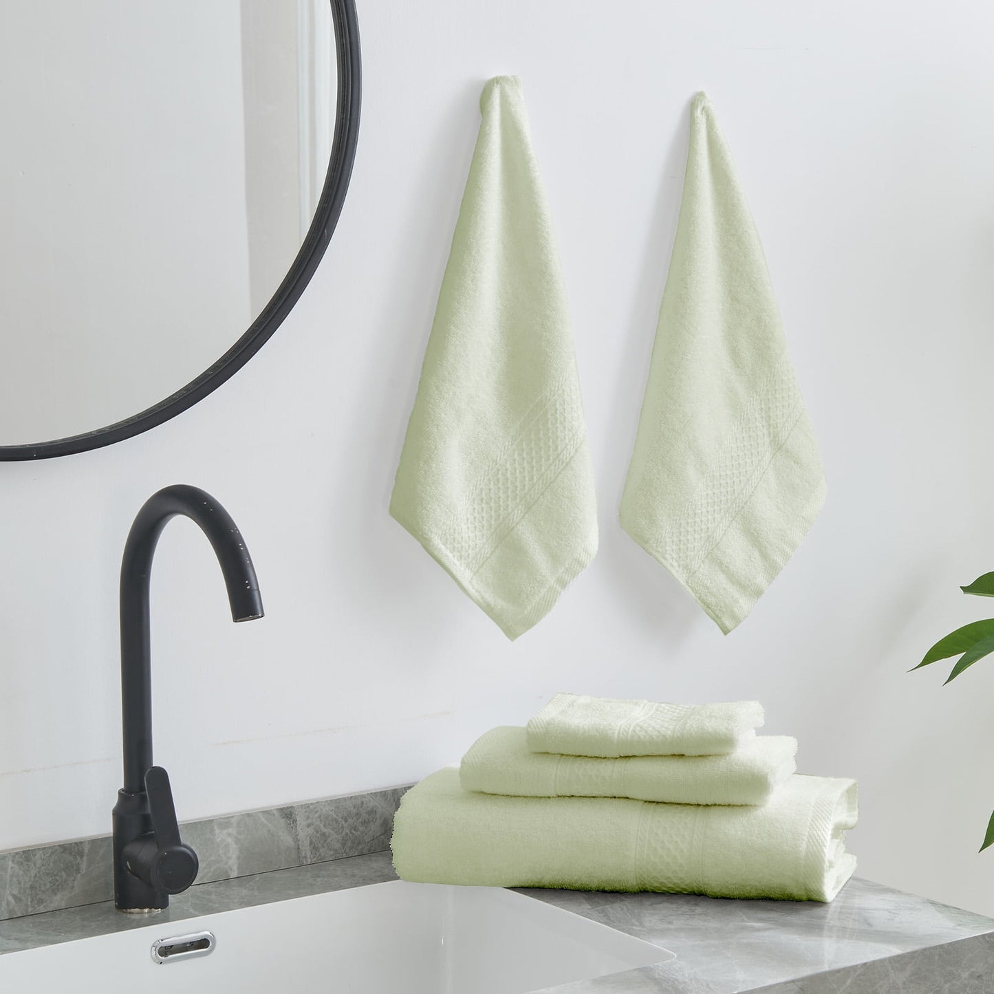 Luxurious 100% Cotton Bath Towel Set - 8 Pieces in Elegant Sage Green for Ultimate Absorbency and Style